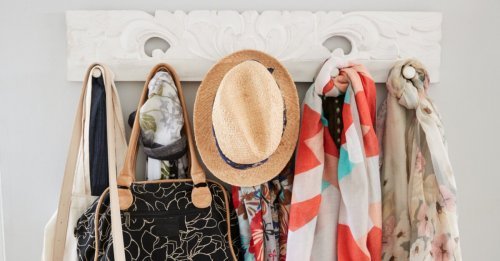 Ideias para decorar um pequeno living : usar cabides