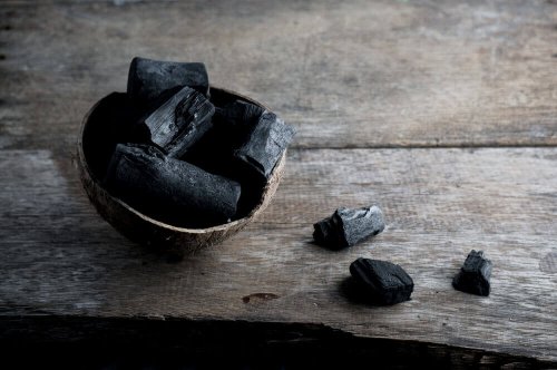 Remédios naturais feitos à base de carvão vegetal