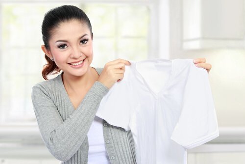 Como eliminar as manchas de mofo da roupa?