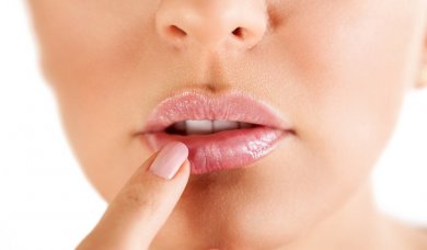 Como preparar um xarope de bardana para tratar o herpes labial