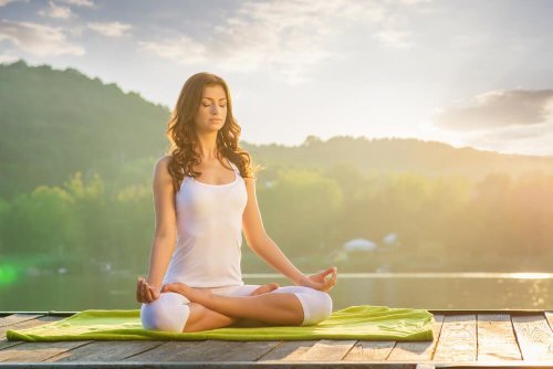 Mulher mantendo a respiração e atenção na ioga