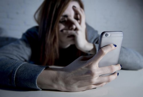 Mnina preocupada verificando o celular