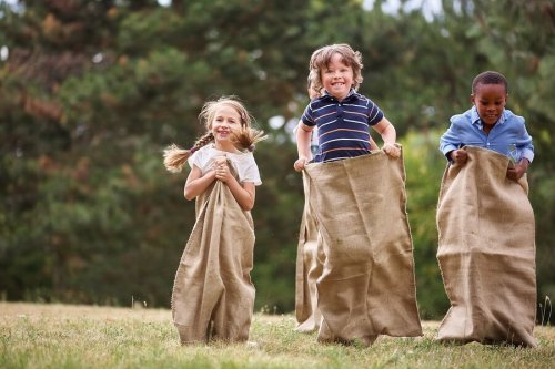 Maneiras de se divertir com seu filho com brincadeiras no parque: corrida de saco