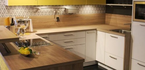 Pode decorar a cozinha com um toque clássico nos móveis