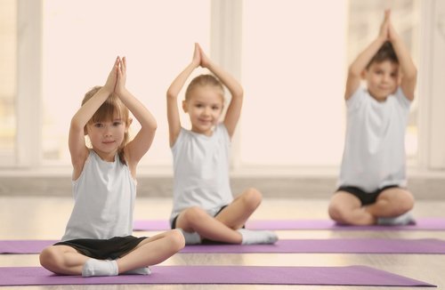 Crianças praticando ioga