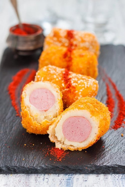 Croquetes de salchica cortados
