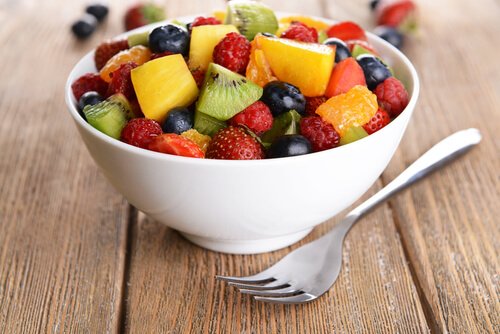 Uma dieta baseada em frutas ajuda a combater a controlar a acne