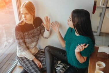 O que fazer caso uma amiga a troque pelo namorado