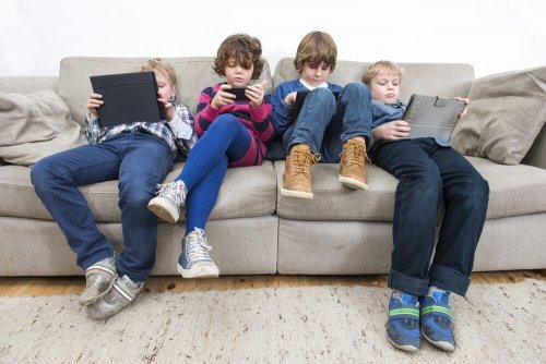 Como ensinar a criança a não procrastinar: limite o uso dos dispositivos eletrônicos