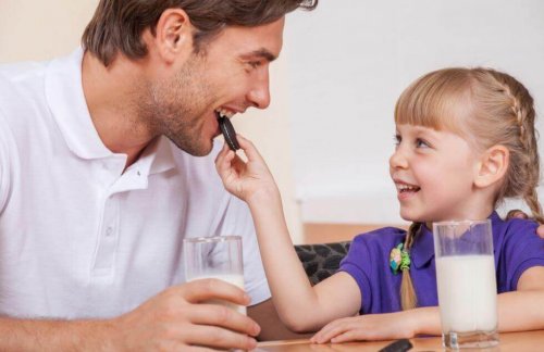 Pai ensinando generosidade à filha ao compartilhar