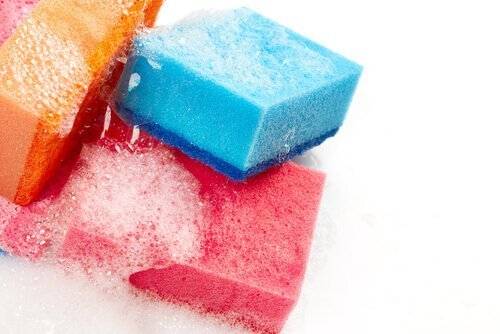 Limpeza de esponjas com água oxigenada