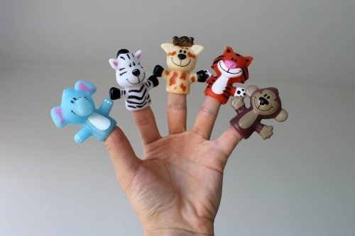 4 brinquedos com papelão e papel: animais de dedos