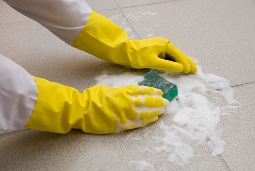 Os produtos para limpar o chão contêm ingredientes tóxicos