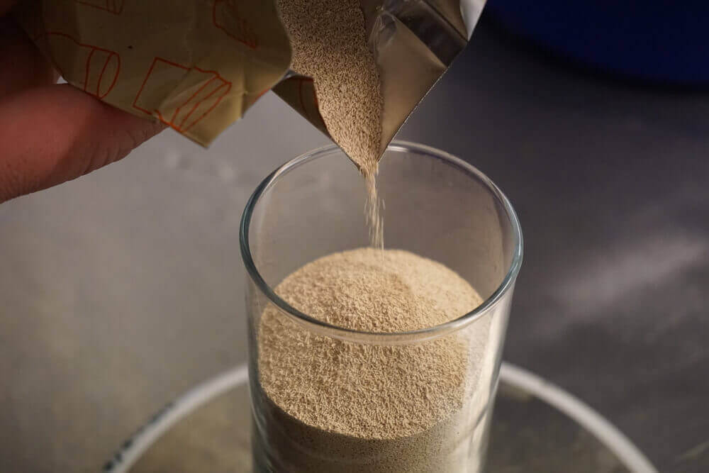 Uma preparação simples de fermento fresco e água fervente pode ajudar a eliminar os resíduos acumulados na tubulação