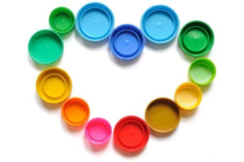 Brinquedos com tampas recicladas