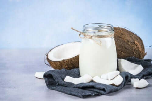 A mistura de leite de coco e cenoura pode promover o crescimento de novos cabelos