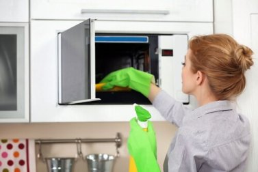5 truques para limpar e desinfetar o micro-ondas
