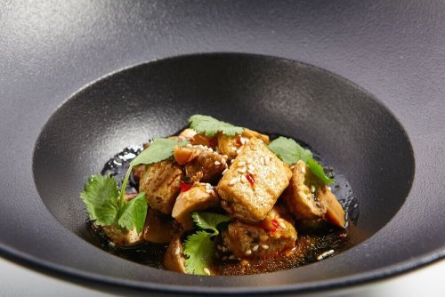 Macarrão de arroz refogado com tofu e pimentão