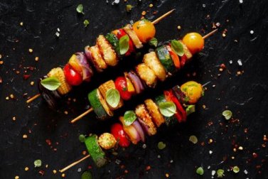 Espetos com legumes: 2 maneiras de prepará-los