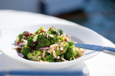 Salada depurativa com molho de tahine