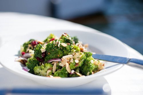 Salada depurativa com molho de tahine