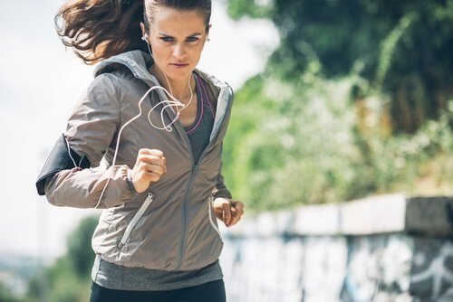 Mulher que gosta de correr ouvindo música