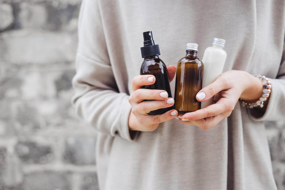 Muitas pessoas utilizam óleos naturais para dar mais nutrição e hidratação ao cabelo, além de combater a queda de cabelo