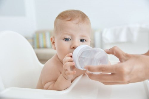 O bebê pode começar a beber água na mamadeira