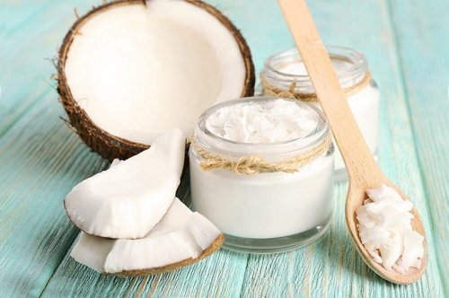 Esfoliante de coco é uma solução contra a acne