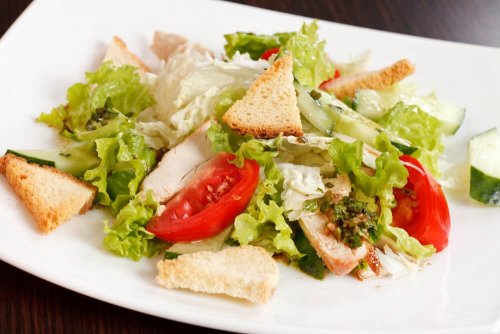 calorias escondidas nas saladas: croutons