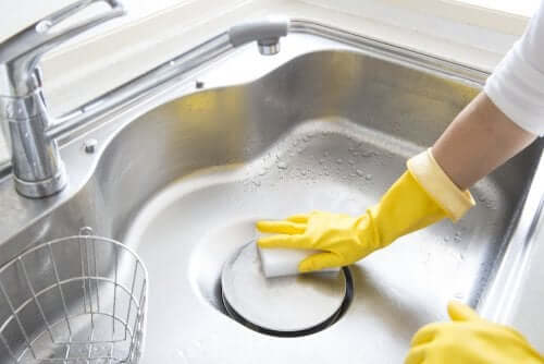 4 soluções alternativas para desentupir a tubulação da cozinha