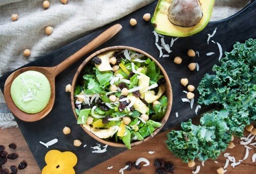 Salada detox com espinafre, frutas e germinados