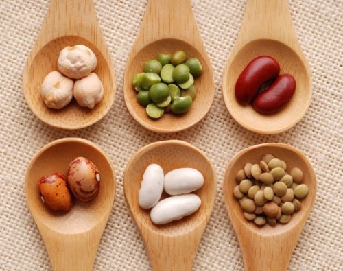 Legumes para as crianças na colher