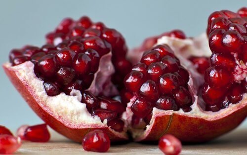 A expectativa e realidade de consumir superalimentos: romã