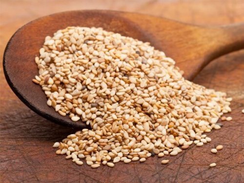 Sementes para a salada depurativa com molho de tahine