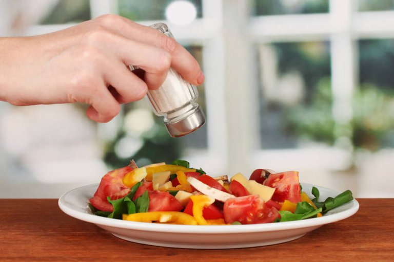 5 benefícios para a saúde de usar pouco sal em sua comida