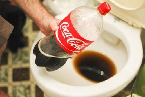 Coca-cola ajuda a deixar o banheiro impecável