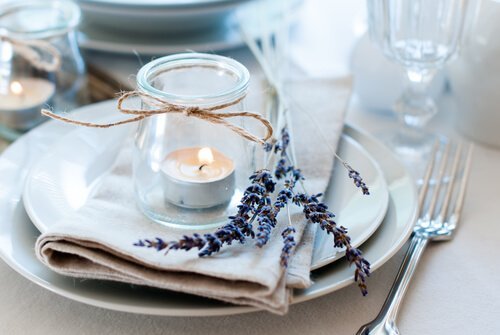 Pode decorar uma mesa com recipientes de vidro