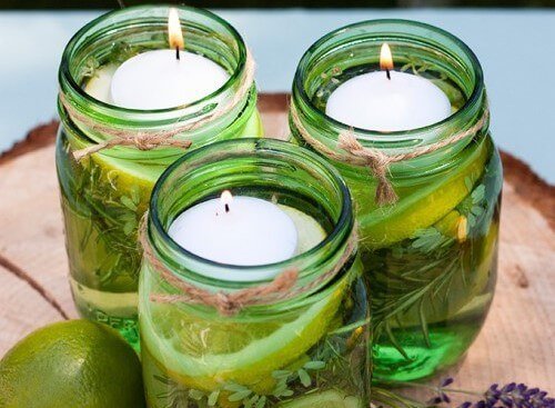 Pode decorar uma mesa com velas em potes