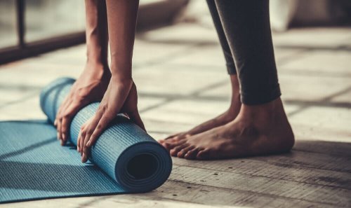 Pegue uma colchonete ao praticar ioga em casa