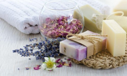 Sabonetes de glicerina com pétalas de flores e essência aromática