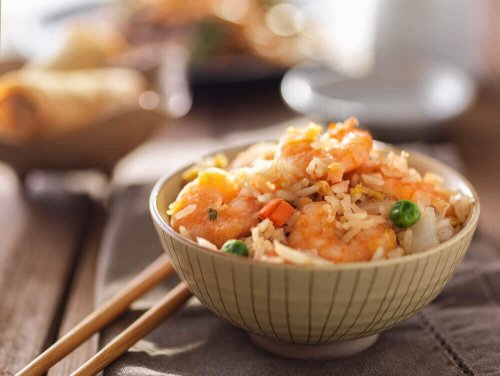 Aprenda a preparar arroz frito com esta receita fácil