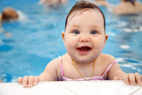 A hidroterapia para bebês relaxa