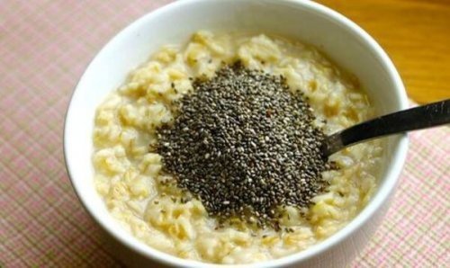 Café da manhã com sementes de chia e aveia