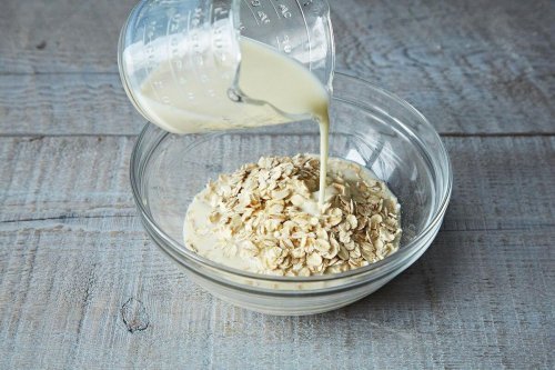 Cafés da manhã veganos: mingau de aveia integral