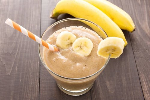 Cafés da manhã veganos: batido de leite de avelã e banana