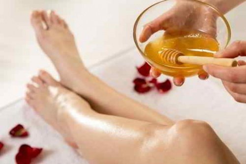 Água fervente pra remover manchas de cera depilatória da roupa