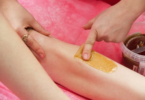 Use azeite de oliva para remover manchas de cera depilatória da roupa