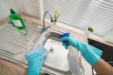 6 maneiras de lavar e desinfetar as pias de sua casa