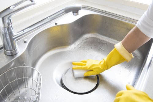 Maneiras de lavar e desinfetar as pias sintéticas ou compostas
